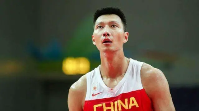 老年人如何安全地进行篮球接球训练?_0